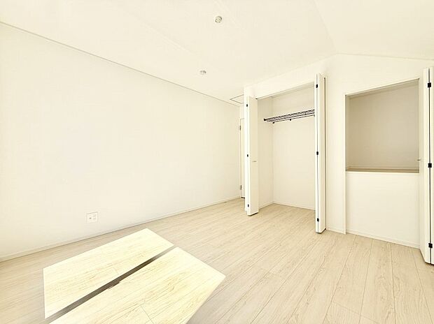 【リビング以外の居室】■清潔感あふれるお部屋で毎日を快適に過ごせます