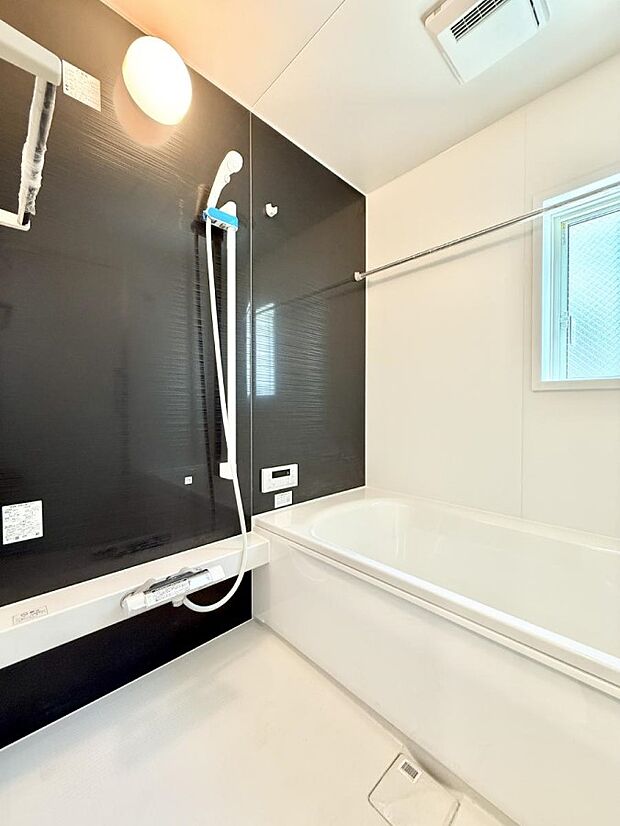 【浴室】■落ち着いた色合いの壁面、ゆっくり寛げるバスルーム