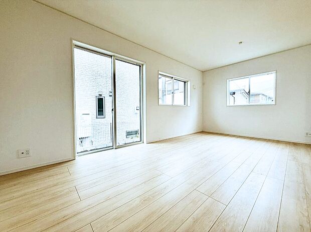 【ダイニング】■家具を置いてもゆったり過ごせる広さのリビング  