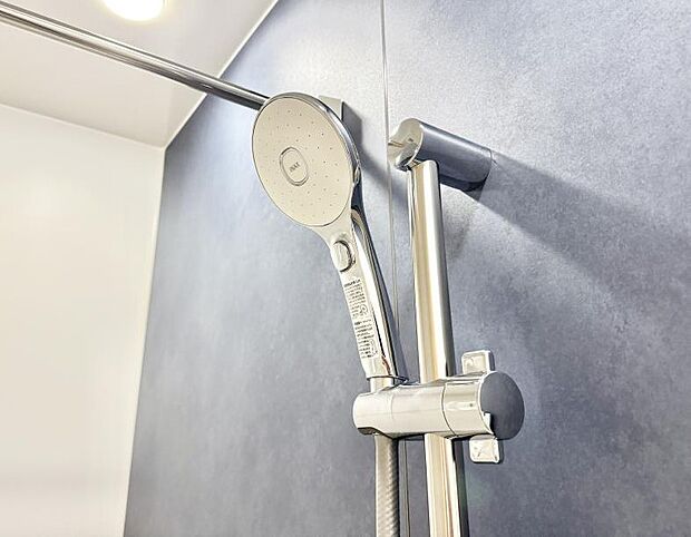 【止水シャワーヘッド】■手元で簡単に止水できるため、水の無駄遣いを減らすことができます。