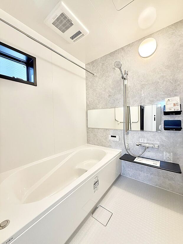 【浴室】落ち着いた色合いの壁面、ゆっくり寛げるバスルーム