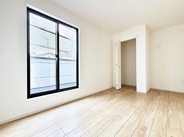 【洋室】大きな窓は開放感があり、明るさ通風バッチリです  