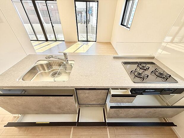 【キッチン】■家族の絆を深める、温もりのあるキッチン