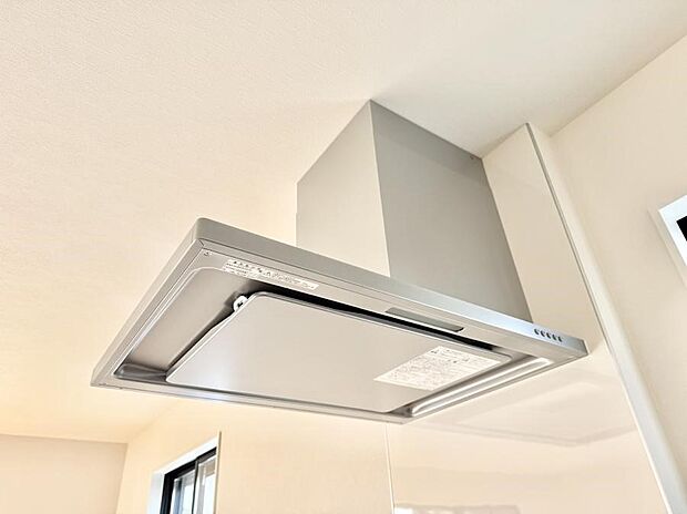 【レンジフード】■調理時の蒸気や匂いが換気扇に誘導され、効率的に排煙ができます。