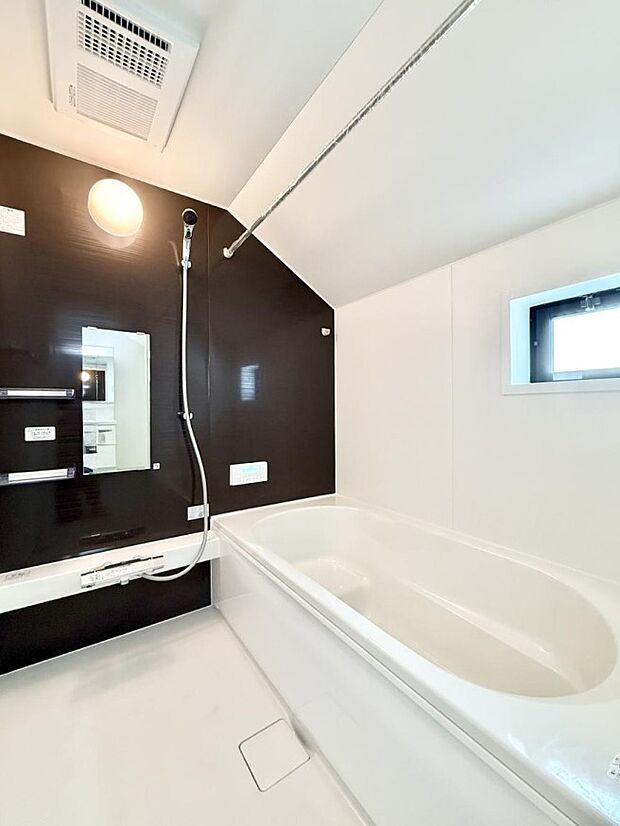 【浴室】■落ち着いた色合いの壁面、ゆっくり寛げるバスルーム