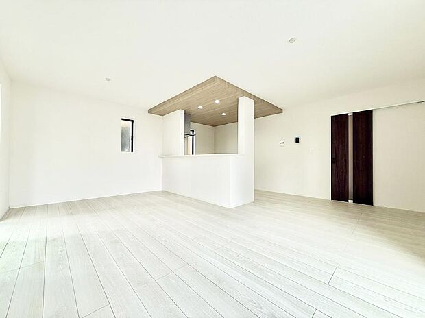 【リビング】広々とした開放感あふれるリビングです