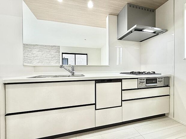 【ダイニングキッチン】キッチンスペースもゆったり！  