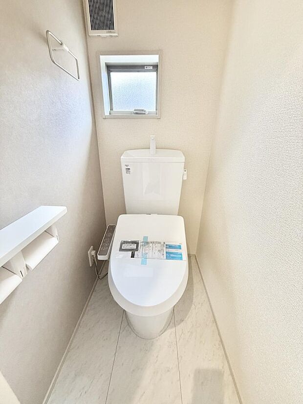 【トイレ】■窓付きで明るく清潔なトイレ