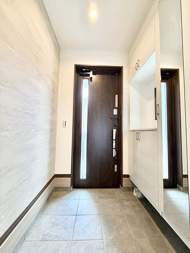 【玄関】■窮屈さを感じさせない広々玄関！