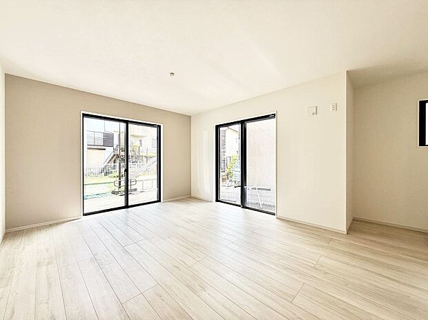 【リビング】白を基調としたリビングはどんなインテリアにもマッチします  