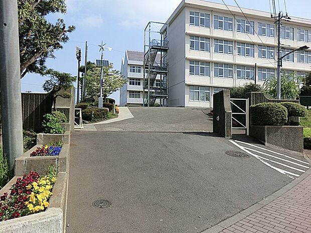 綾瀬市立城山中学校(約1,600m・徒歩20分)