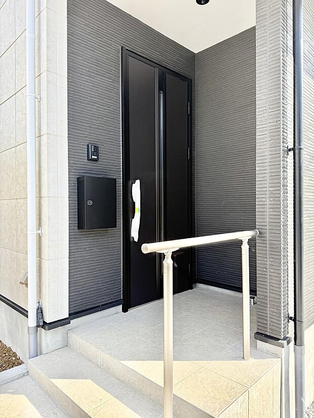 【現地外観写真】■家族が笑顔で集まる温かな住まい