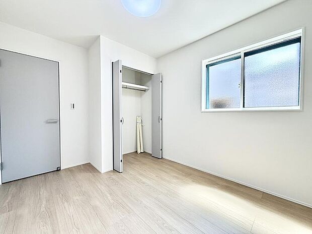 【リビング以外の居室】■落ち着いた色合いのお部屋で穏やかな時間を楽しめます