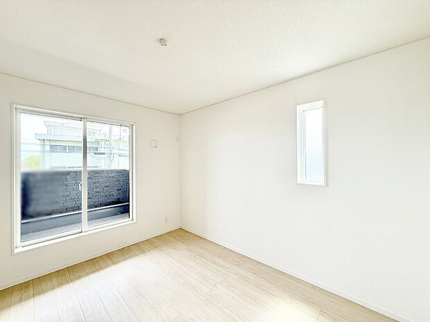 【子供部屋】2号棟 ■大きな窓は開放感があり、明るさ通風バッチリです
