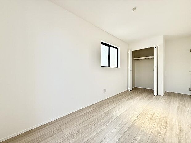 【リビング以外の居室】C号棟 ■落ち着いた色合いのお部屋で穏やかな時間を楽しめます