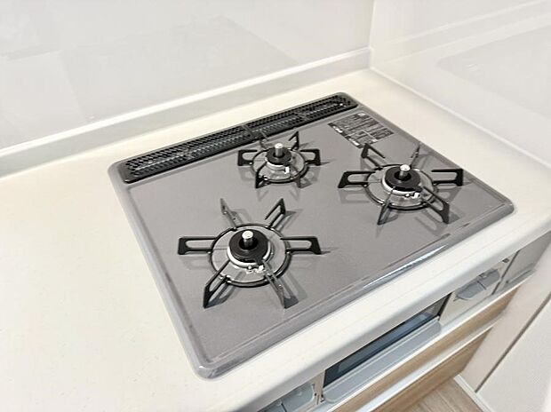 【3口ガスコンロ】■3口コンロのシステムキッチンで料理の手順もスムーズに