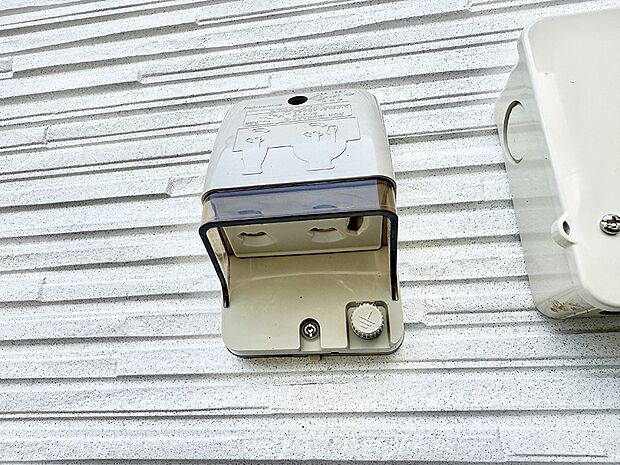 【屋外コンセント】■屋外に電源コンセントがあれば、高圧洗浄機で窓や外壁を掃除するなど便利です。