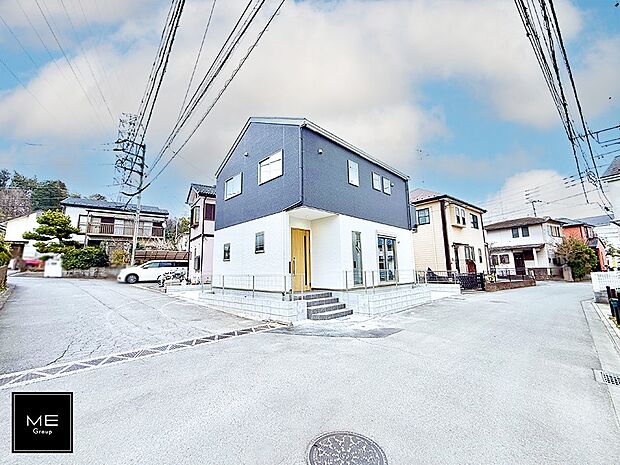 【前面道路含む現地写真】■角地につき陽当り良好です!
