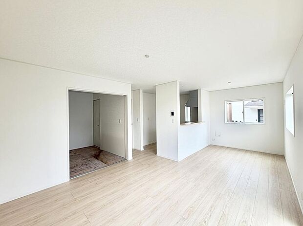 【リビングダイニング】1号棟  ■シンプルだけど贅沢、大切な人と過ごす心がほどける空間