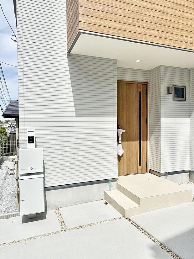 【玄関】1号棟  ■ 帰るたびにホッとする、安心感のある佇まい