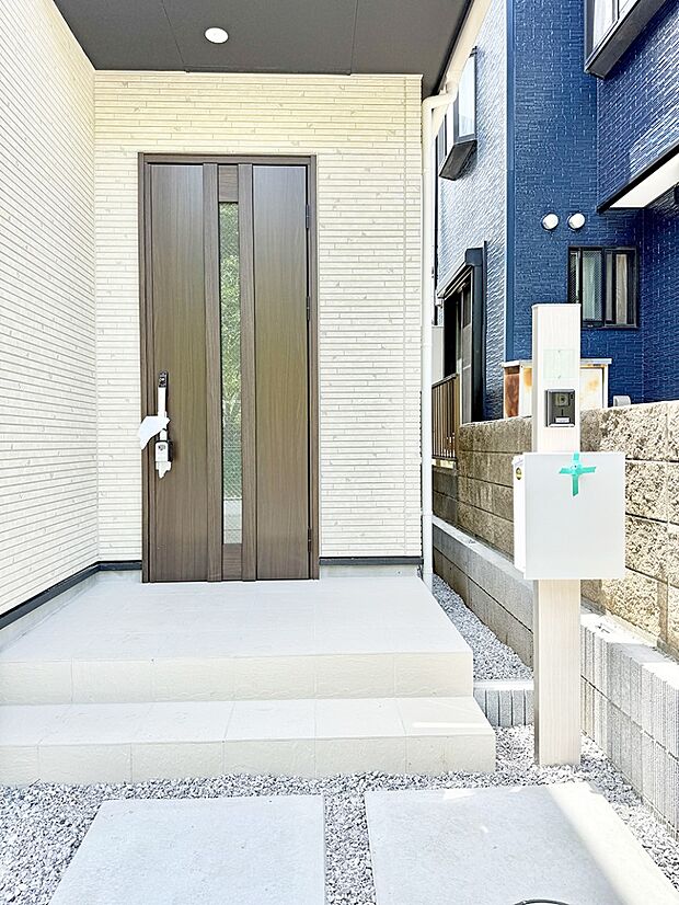 【玄関】A号棟 ■ 家族とゲストをやさしく迎える、心温まる玄関