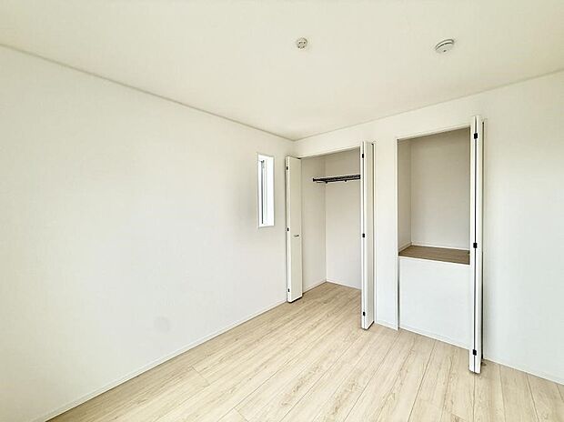 【リビング以外の居室】1号棟  ■落ち着いた色合いのお部屋で穏やかな時間を楽しめます