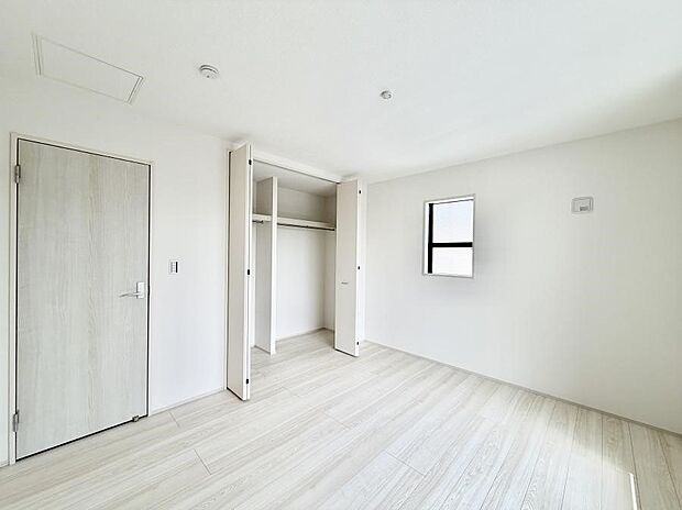 【リビング以外の居室】4号棟 ■落ち着いた色合いのお部屋で穏やかな時間を楽しめます