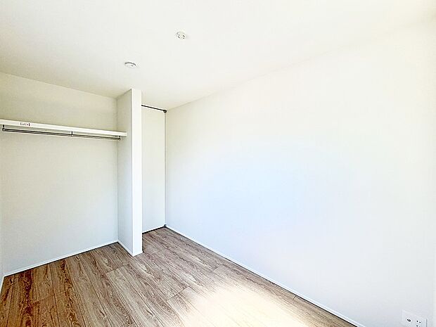 【リビング以外の居室】B号棟 ■シンプルで使いやすい空間がスッキリ感じられます