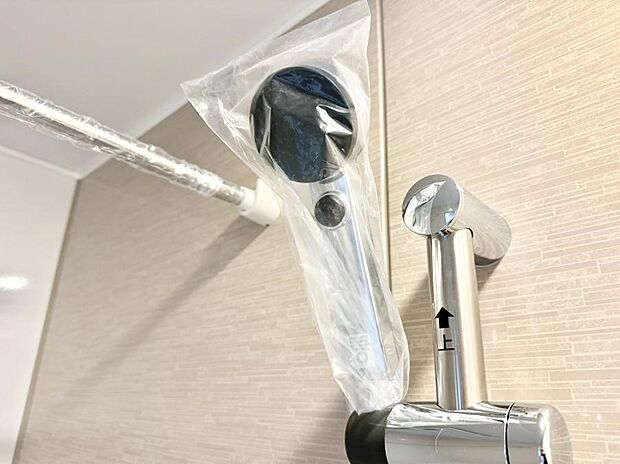 【止水シャワーヘッド】■手元で簡単に止水できるため、水の無駄遣いを減らすことができます。