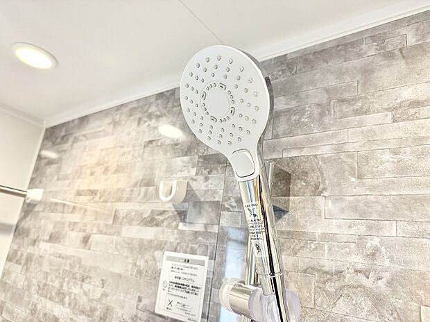 【止水シャワーヘッド】■わざわざシャワー水栓のレバーまで手を伸ばす必要がなく、簡単に止水できる