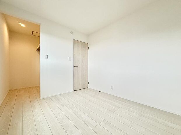 【リビング以外の居室】1号棟 ■清潔感あふれるお部屋で毎日を快適に過ごせます