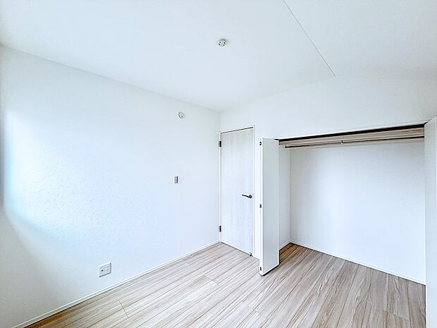 【洋室】■豊富な収納でスッキリしたお部屋に！