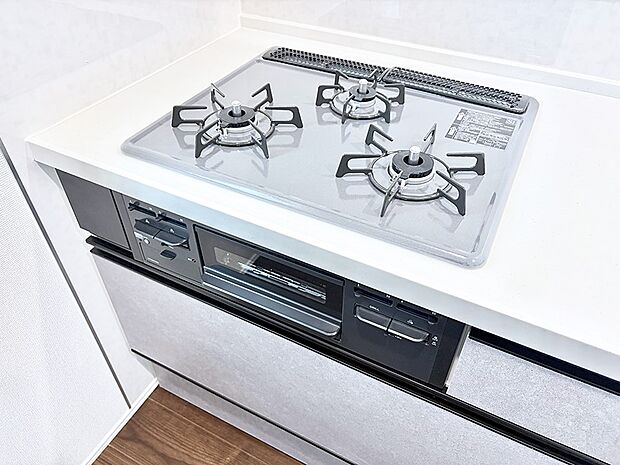 【3口ガスコンロ】■３口コンロのシステムキッチンで料理の手順もスムーズに