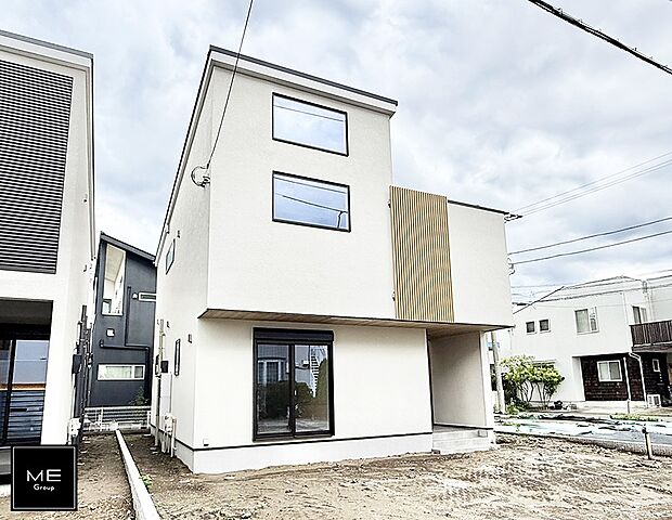 【現地外観写真】B号棟  ■暮らしを彩る充実した設備仕様が備わった住まい