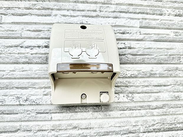 【屋外コンセント】■屋外に電源コンセントがあれば、高圧洗浄機で窓や外壁を掃除するなど便利です。
