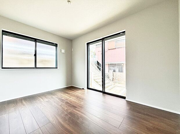 【リビング以外の居室】1号棟 ■落ち着いた色合いのお部屋で穏やかな時間を楽しめます