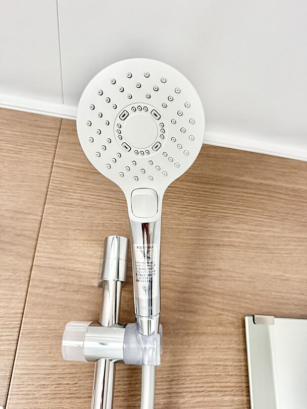 【止水シャワーヘッド】■手元で簡単に止水できるため、水の無駄遣いを減らすことができます。