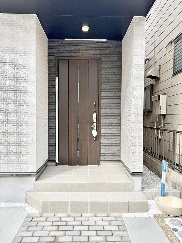 【玄関】1号棟 ■ 心地よい暮らしへとつながる、温かい玄関