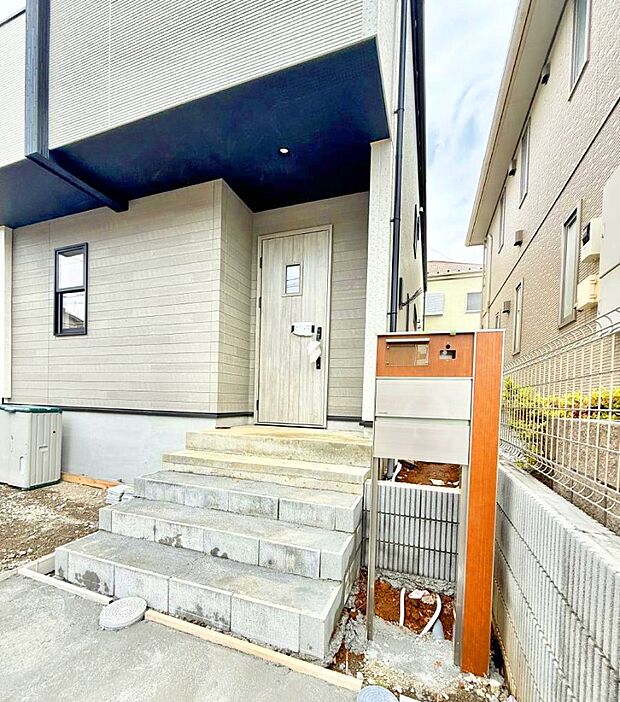 【玄関】■ シンプルで美しく、住まいの第一印象を彩る玄関です