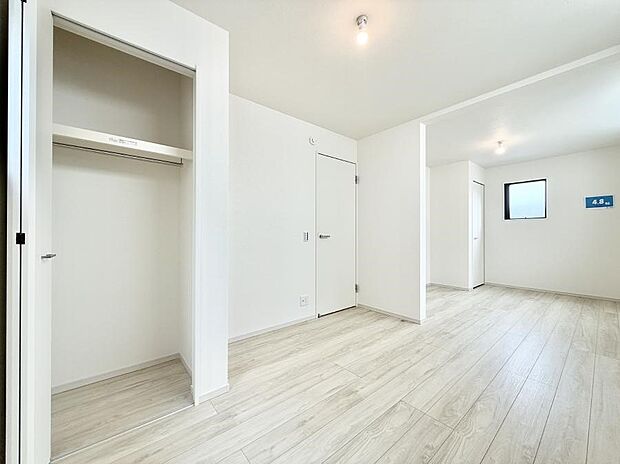 【リビング以外の居室】2号棟  ■落ち着いた色合いのお部屋で穏やかな時間を楽しめます