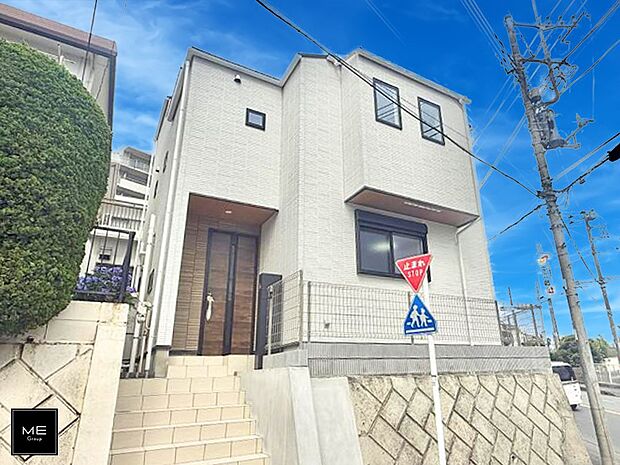 【現地外観写真】1号棟  ■暮らしを彩る充実した設備仕様が備わった住まい