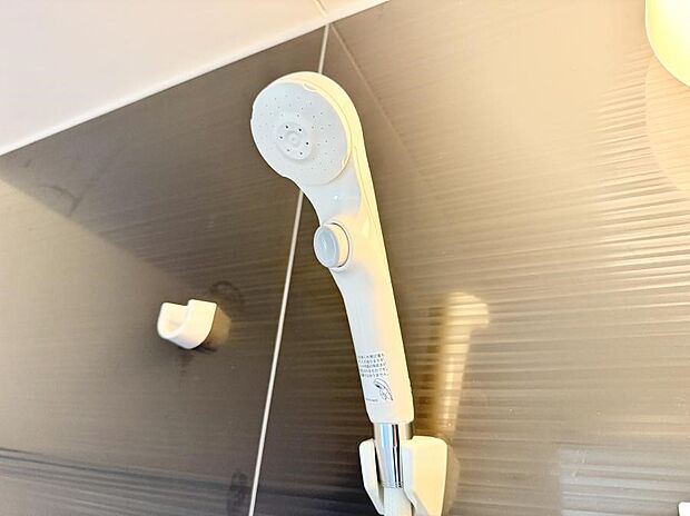 【止水シャワーヘッド】■手元で簡単に止水できるため、水の無駄遣いを減らすことができます。