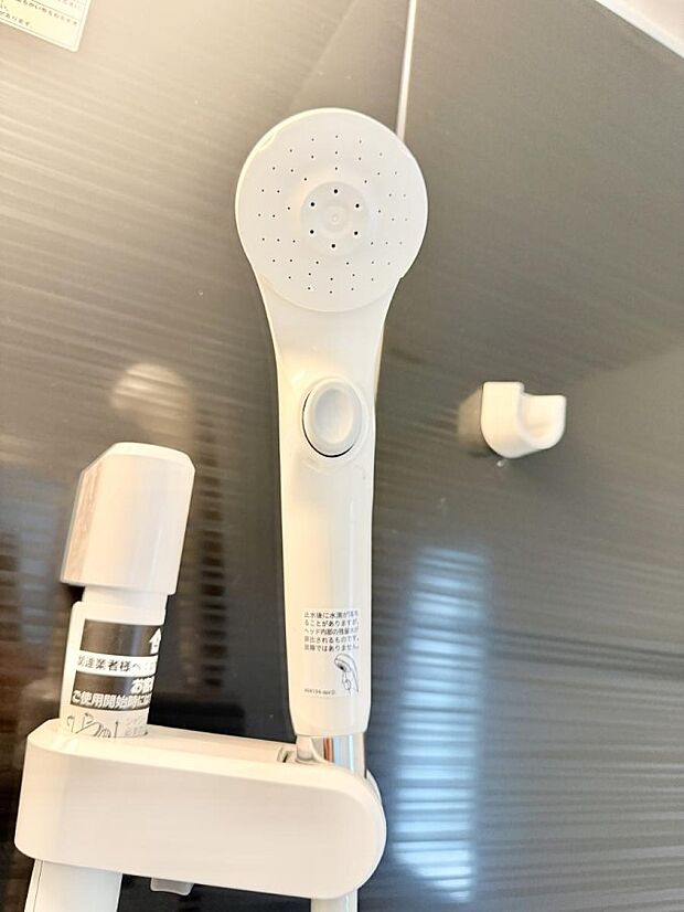 【止水シャワーヘッド】■手元で簡単に止水できるため、水の無駄遣いを減らすことができます。