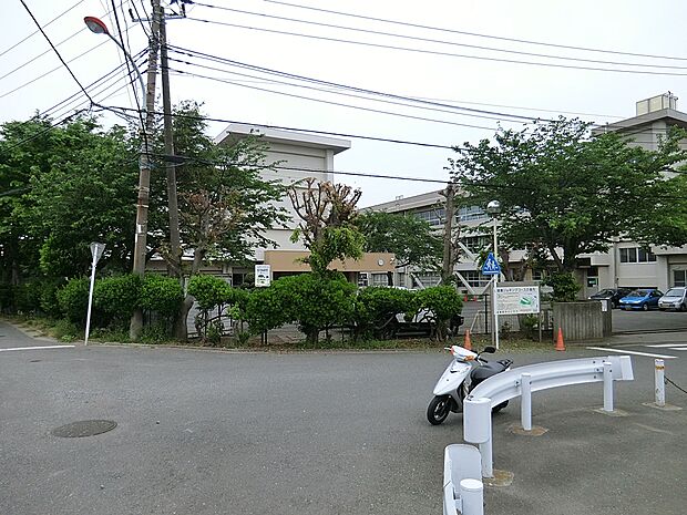 横須賀市立長井小学校（約1,380m・徒歩18分）