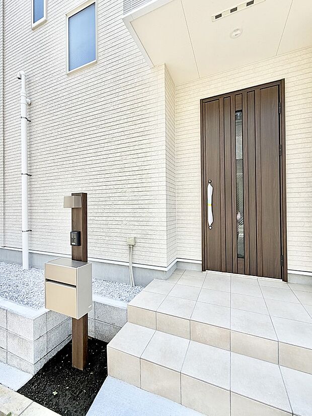 【玄関】C号棟  ■ シンプルで美しく、住まいの第一印象を彩る玄関です