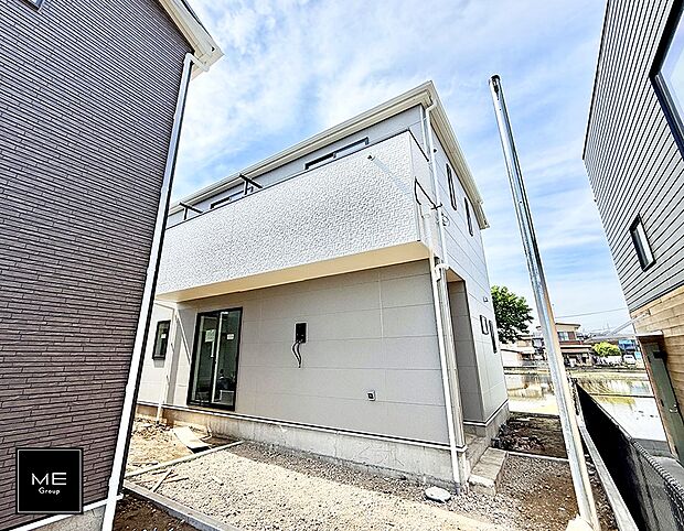 【現地外観写真】2号棟  ■暮らしを彩る充実した設備仕様が備わった住まい