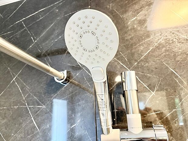 【止水シャワーヘッド】■手元で簡単に止水できるため、水の無駄遣いを減らすことができます。