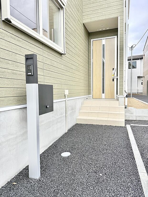 【玄関】1号棟 ■ 心地よい暮らしへとつながる、温かい玄関