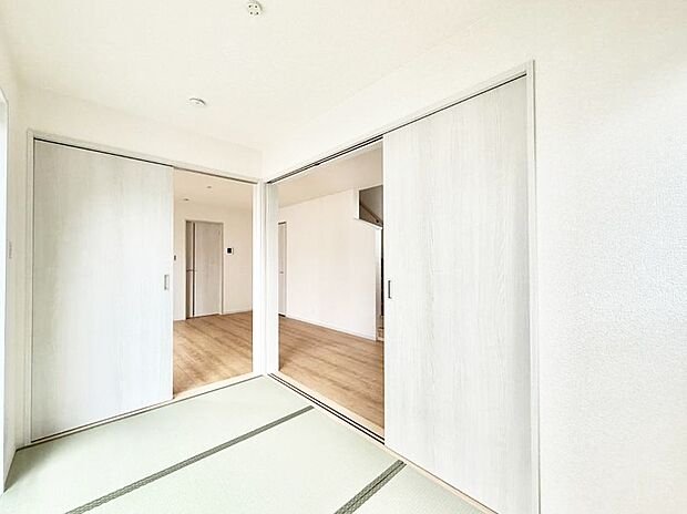 【リビング以外の居室】2号棟  ■清潔感あふれるお部屋で毎日を快適に過ごせます