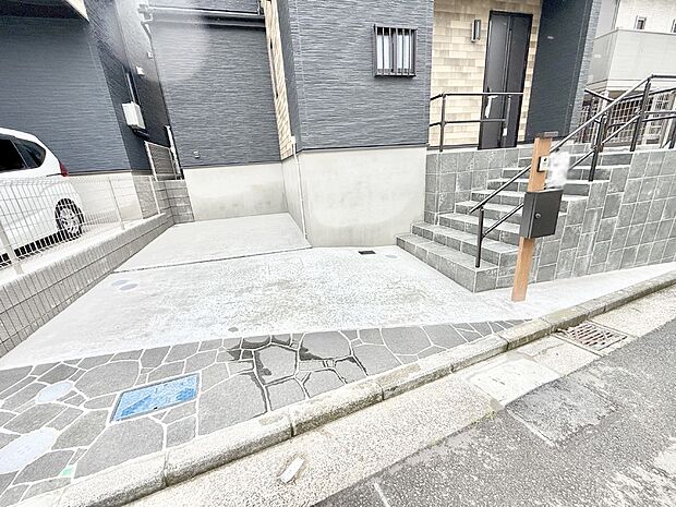 【駐車場】1号棟  ■ 心地よい暮らしへとつながる、温かい玄関